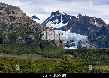 Blick auf den wunderschönen Gletscher Piedras Blancas während der Wanderung zur Laguna de los Tres und zum Mount Fitz Roy in Patagonien, Argentinien, Südamerika Stockfoto