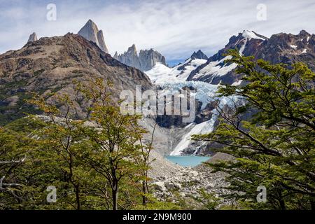 Blick auf den wunderschönen Gletscher Piedras Blancas mit Lagune während der Wanderung zur Laguna de los Tres und zum Mount Fitz Roy in Patagonien, Argentinien, Südamerika Stockfoto