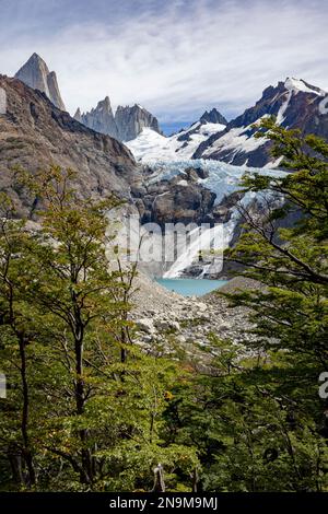 Blick auf den wunderschönen Gletscher Piedras Blancas mit Lagune während der Wanderung zur Laguna de los Tres und zum Mount Fitz Roy in Patagonien, Argentinien, Südamerika Stockfoto