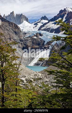 Blick auf den wunderschönen Gletscher Piedras Blancas mit Lagune während der Wanderung zur Laguna de los Tres und zum Mount Fitz Roy in Patagonien, Argentinien, Südamerika Stockfoto