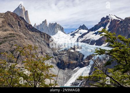 Blick auf den wunderschönen Gletscher Piedras Blancas während der Wanderung zur Laguna de los Tres und zum Mount Fitz Roy in Patagonien, Argentinien, Südamerika Stockfoto