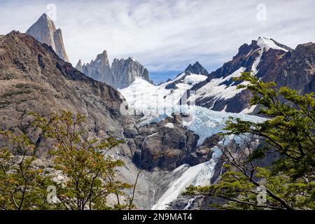 Blick auf den wunderschönen Gletscher Piedras Blancas während der Wanderung zur Laguna de los Tres und zum Mount Fitz Roy in Patagonien, Argentinien, Südamerika Stockfoto