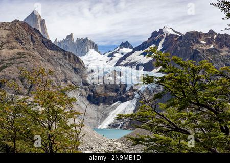 Blick auf den wunderschönen Gletscher Piedras Blancas mit Lagune während der Wanderung zur Laguna de los Tres und zum Mount Fitz Roy in Patagonien, Argentinien, Südamerika Stockfoto