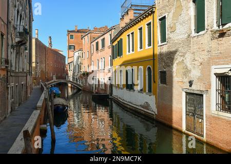 Kanal Rio del Malpaga mit Brücke Ponte de le Turchette, Sestiere von Dorsoduro, Venedig, Veneto, Italien Stockfoto