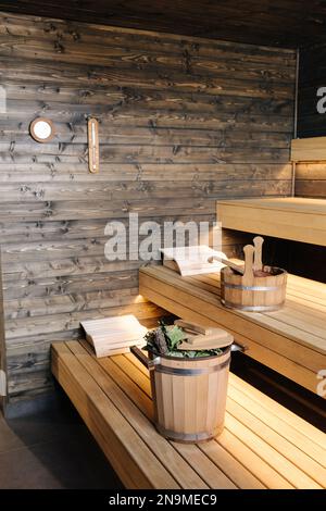 Moderne Innenausstattung der Spa-Hütte aus Holz. Blick auf den leeren finnischen Saunaraum mit Trockendampf. Neu und frisch Stockfoto