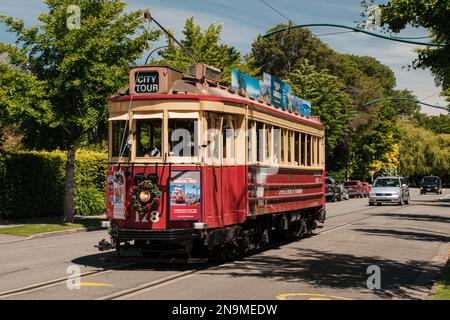 Christchurch, Neuseeland - 25. 2022. Dezember: Eine historische Straßenbahn führt durch die Stadt. Seit 1882 fahren Straßenbahnen in der Stadt Stockfoto