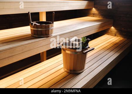 Moderne Innenausstattung der Spa-Hütte aus Holz. Blick auf den leeren finnischen Saunaraum mit Trockendampf. Neu und frisch Stockfoto