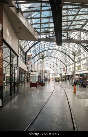 Cathedral Junction, Christchurch, Neuseeland - Dezember 25. 2022 - Geschäfte, Restaurants und Bars in der überdachten Mall von Cathedral Junction in der Cit Stockfoto