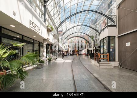 Cathedral Junction, Christchurch, Neuseeland - Dezember 25. 2022 - Geschäfte, Restaurants und Bars in der überdachten Mall von Cathedral Junction in der Cit Stockfoto