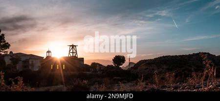 Holzkirchen-Silhouette im Sonnenuntergang vom Mini Hollywood Western Themenpark in der Wüste Tabernas Stockfoto