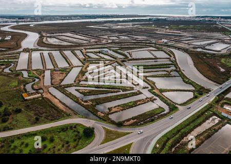 Drohnenblick auf die Salinen im Naturschutzgebiet Sapal in Castro Marim Portugal Stockfoto