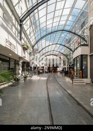 Cathedral Junction, Christchurch, Neuseeland - Dezember 25. 2022 - Geschäfte, Restaurants und Bars in der überdachten Mall von Cathedral Junction in der Cit Stockfoto