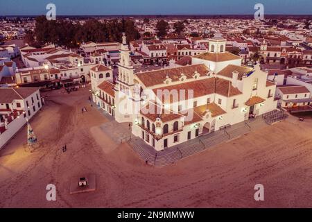 Luftaufnahme der Stadt El Rocio und des Heiligtums unserer Lieben Frau von Rocio in der blauen Stunde Stockfoto