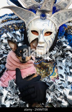 Venedig, Italien. 12. Februar 2023 Reveller tragen traditionelle Karnevalskostüme und -Masken, zusammen mit Touristen strömen nach Venedig, um den Karneval in Venedig zu besuchen. Kredit: Carolyn Jenkins/Alamy Live News Stockfoto
