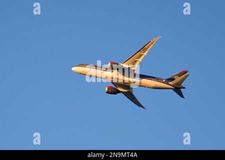 London, Vereinigtes Königreich - Februar 2023: Royal Jordanian Airlines Boeing 787 Dreamliner (Registrierung JY-BAC) fliegt in Richtung Sonnenuntergang nach dem Start Stockfoto