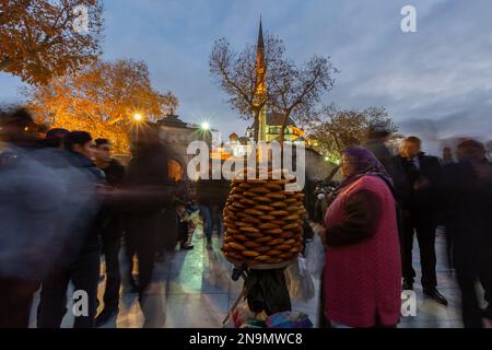 Istanbul, Türkei - 14. Dezember 2014 : Besucher der Eyup Sultan Moschee und des Grabes in Istanbul. Eyup ist eine beliebte Touristenattraktion in Istanbul, TU Stockfoto