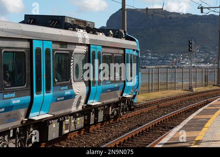St. James, Kapstadt, Südafrika. 2023. Moderner Abfahrtsbahnhof für Personenzüge entlang der Küste. Stockfoto