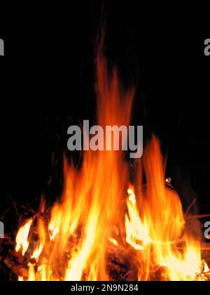 Nahaufnahme des hellen und heißen Feuers auf Schwarz Stockfoto