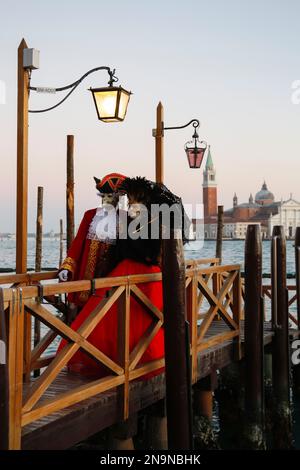 Venedig, Italien. 12. Februar 2023 Reveller tragen traditionelle Karnevalskostüme und -Masken, zusammen mit Touristen strömen nach Venedig, um den Karneval in Venedig zu besuchen. Kredit: Carolyn Jenkins/Alamy Live News Stockfoto