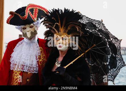 Venedig, Italien. 12. Februar 2023 Reveller tragen traditionelle Karnevalskostüme und -Masken, zusammen mit Touristen strömen nach Venedig, um den Karneval in Venedig zu besuchen. Kredit: Carolyn Jenkins/Alamy Live News Stockfoto