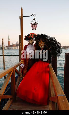 Venedig, Italien. 12. Februar 2023 Reveller tragen traditionelle Karnevalskostüme und -Masken, zusammen mit Touristen strömen nach Venedig, um den Karneval in Venedig zu besuchen. Kredit: Carolyn Jenkins/Alamy Live News Stockfoto