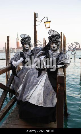Venedig, Italien. 12. Februar 2023 Reveller tragen traditionelle Karnevalskostüme und -Masken, zusammen mit Touristen strömen nach Venedig, um den Karneval in Venedig zu besuchen. Kredit: Carolyn Jenkins/Alamy Live News Stockfoto