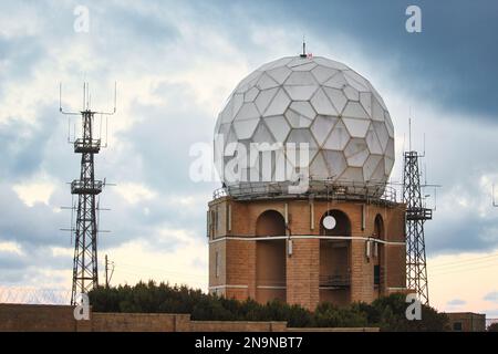 Ein weißes, kugelförmiges Flugradar auf einem Turm Stockfoto