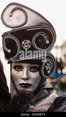 Venedig, Italien. 12. Februar 2023 Reveller tragen traditionelle Karnevalskostüme und -Masken, zusammen mit Touristen strömen nach Venedig, um den Karneval in Venedig zu besuchen. Kredit: Carolyn Jenkins/Alamy Live News Stockfoto