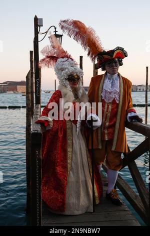 Venedig, Italien. 12. Februar 2023 Reveller tragen traditionelle Karnevalskostüme und -Masken, zusammen mit Touristen strömen nach Venedig, um den Karneval in Venedig zu besuchen. Kredit: Carolyn Jenkins/Alamy Live News Stockfoto