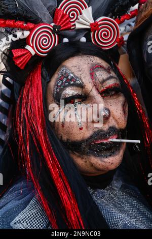 Venedig, Italien. 12. Februar 2023 Reveller tragen traditionelle Karnevalskostüme und -Masken, zusammen mit Touristen strömen nach Venedig, um den Karneval in Venedig zu besuchen. Kredit: Carolyn Jenkins/Alamy Live News Stockfoto