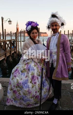 Venedig, Italien. 12. Februar 2023 Reveller tragen traditionelle Karnevalskostüme und -Masken, zusammen mit Touristen strömen nach Venedig, um den Karneval in Venedig zu besuchen. Kredit: Carolyn Jenkins/Alamy Live News Stockfoto