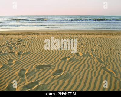 Morgens leerer Strand und Fußspuren auf Sand, Lido di Jesolo, Veneto, Italien Stockfoto