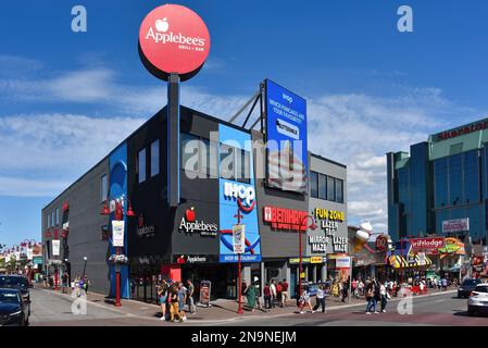Niagarafälle, Kanada - 13. August 2022: Applebee's, IHOP, Bennihaha und Fun Zone Laser Tag auf Clifton Hill, einem beliebten Touristenziel. Stockfoto