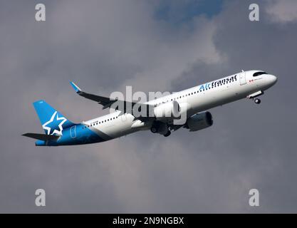 Ein Airbus A321-271NX von Air Transat fährt vom Flughafen London Gatwick ab Stockfoto