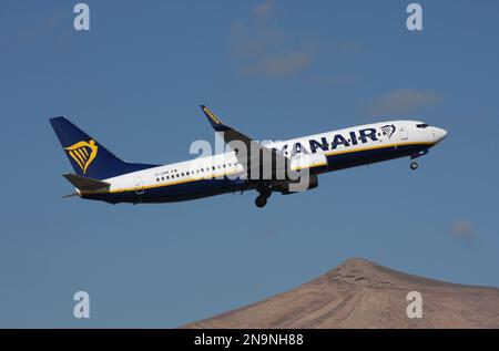 Eine Boeing 737-800 von Ryanair verlässt den Flughafen Lanzarote Arrecife Stockfoto