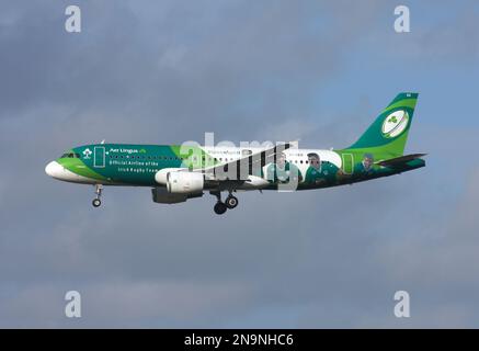 Ein Airbus A320 von Aer Lingus in einem speziellen Farbschema, das das irische Rugby-Team feiert, trifft am Flughafen London Gatwick ein Stockfoto