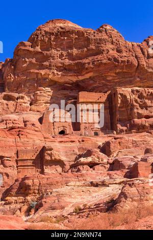 Fassaden Straßenhöhlen in der antiken Stadt Petra, Jordan Petra, berühmte historische und archäologische Stätte Stockfoto