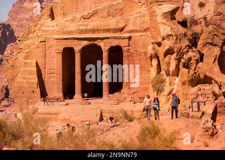 Petra, Jordanien - 3. November 2022: Menschen in der Nähe des Garden Temple auf dem Wadi Farasah Trail zum High Place of Opferment Stockfoto