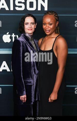 Eva Green und Bukky Bakray nehmen am 12. Februar 2023 auf der Cinema Publicis in Paris, Frankreich, an der Premiere der „Liaison“ der Apple TV-Serie Teil. Foto: Nasser Berzane/ABACAPRESS.COM Stockfoto