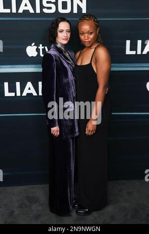 Eva Green und Bukky Bakray nehmen am 12. Februar 2023 auf der Cinema Publicis in Paris, Frankreich, an der Premiere der „Liaison“ der Apple TV-Serie Teil. Foto: Nasser Berzane/ABACAPRESS.COM Stockfoto