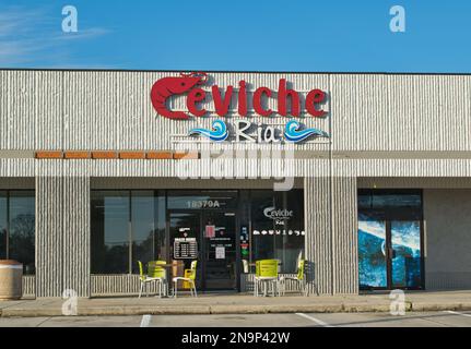 Houston, Texas, USA 02-10-2023: Fassade des Ceviche Ria-Gebäudes in Houston, TX. Fischrestaurant in einem lokalen Einkaufszentrum. Stockfoto