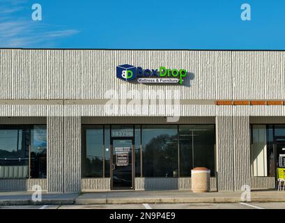 Houston, Texas, USA 02-10-2023: Außenfassade des Box Drop Building in Houston, TX. Preisgünstiges Matratzengeschäft, örtliches Einzelhandelsgeschäft. Stockfoto