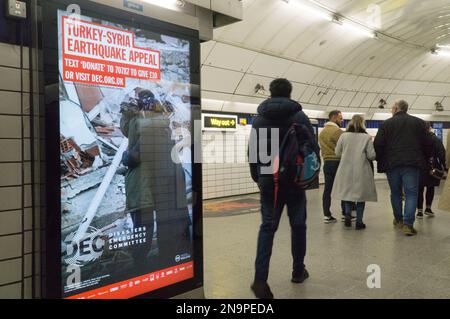 London, Vereinigtes Königreich 12. Februar 2023: Ein Poster des Katastrophen-Notfallausschusses (DEC) in einer Londoner U-Bahn-Station ruft um Hilfe für die Erdbebenüberlebenden in der Türkei und Syrien auf. Obwohl die Zahl der Todesopfer auf tragische Weise auf über 33.000 Menschen gestiegen ist, hat die britische Öffentlichkeit über £60 Millionen gespendet (davon £5 Millionen aus staatlichen Mitteln). Anna Watson/Alamy Live News Stockfoto