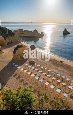 Praia de Dona Ana Strand in der Nähe von Lagos Stadt, Algarve, Portugal. Stockfoto