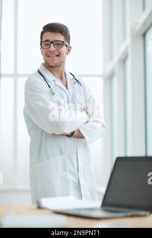 Hübscher junger Arzt im medizinischen Büro Stockfoto