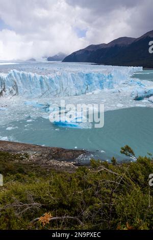 Der berühmte Gletscher und natürliche Anblick Perito Moreno mit dem eisigen Wasser des Lago Argentino in Patagonien, Argentinien, Südamerika Stockfoto