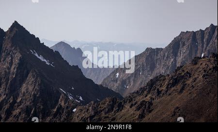 Blick auf die schroffen Berggipfel der Chugach Mountains im Chugach State Park bei Anchorage; Anchorage, Alaska, Vereinigte Staaten von Amerika Stockfoto