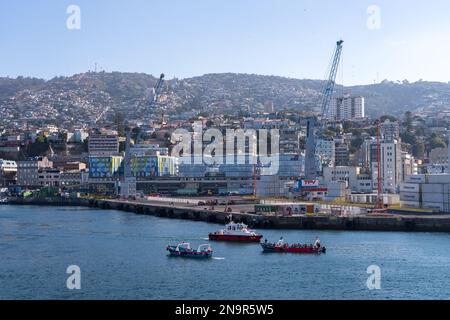 Valparaiso, Chile - 22. Januar 2023: Kleine Touristenboote im Hafen von Valparaiso in Chile Stockfoto