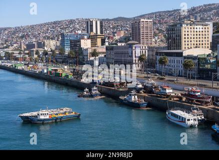 Valparaiso, Chile - 21. Januar 2023: Angedockte kleine Boote im Hafen von Valparaiso in Chile Stockfoto