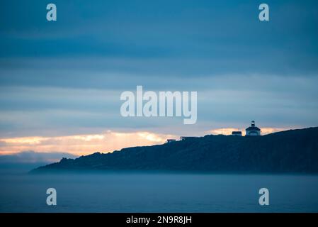 Leuchtturm an der Küste in der Dämmerung; Neufundland und Labrador, Kanada Stockfoto